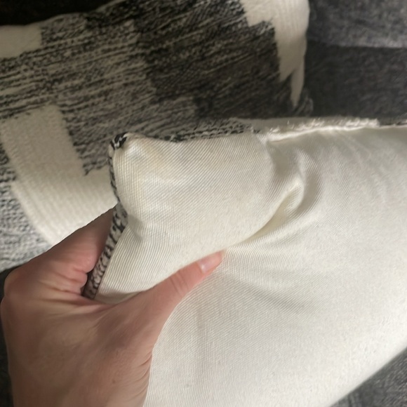 Cream & black throw pillows - Picture 4 of 4